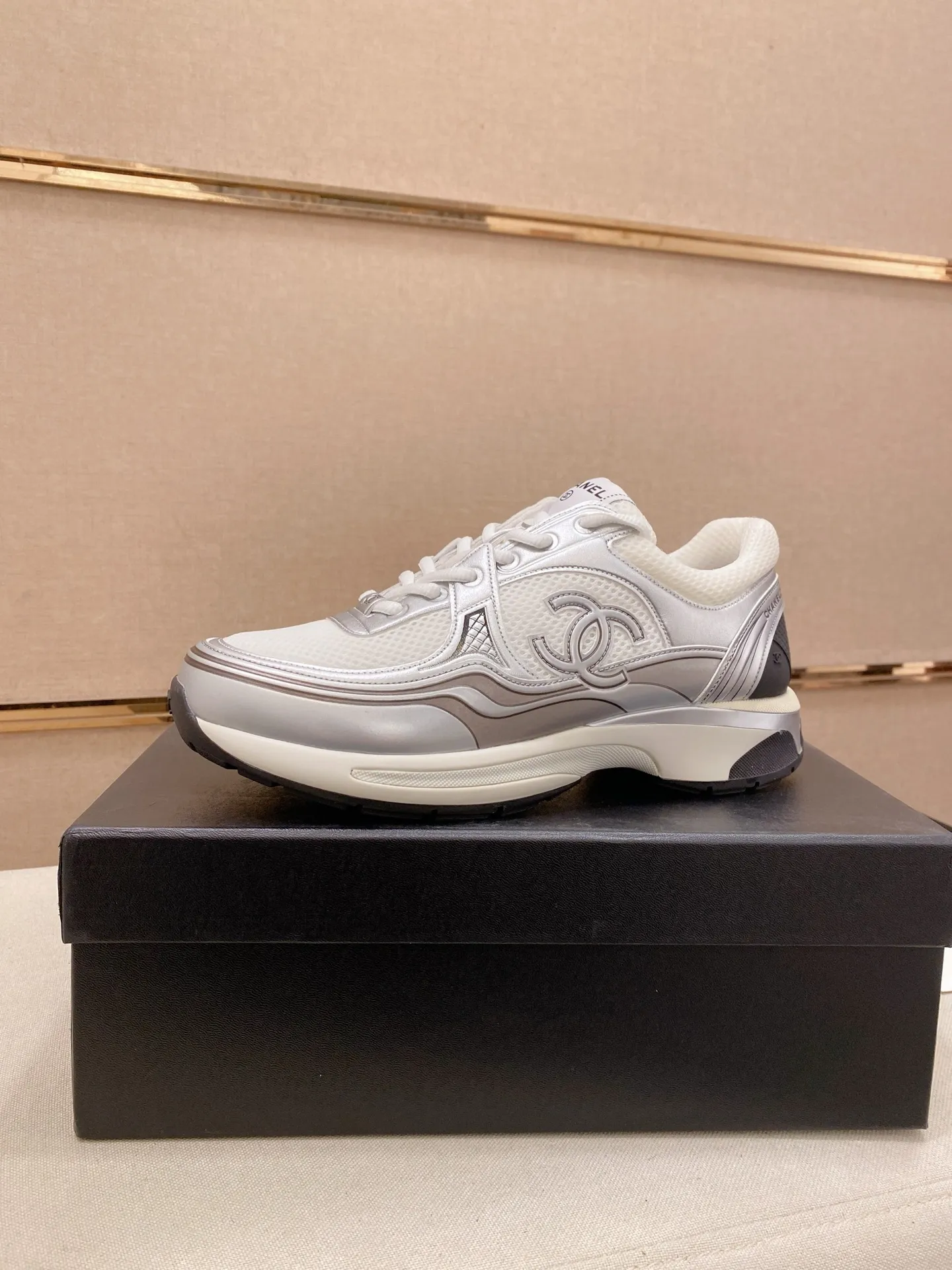 Factory price: 620💰 Chanel Chanel - 2026 counter top casual sports shoes This classic design; the upper is electro-embroidered with a variety of techniques; the outsole is fashionable and sporty; the extraordinary inclusion of a variety of color matching elements... The diversified mix and match is very beautiful and versatile, casual, fashionable, sports and outdoor can be taken into account... ꫛꫀꪝ Go➫ Material: ❶Upper is made of: Original imported high-mercerized smooth cow suede + special anti-mesh fabric ❷Inner use: original imported breathable mesh ❸Outsole based on: original TPU combination outsole Full set of boutique packaging for women 35–41 men 38-45